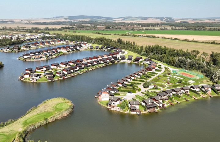 VYMEŇ SUSEDA! – VÝNIMOČNÁ NEHNUTELNOST pri Jazere v GOLF RESORT PENATI